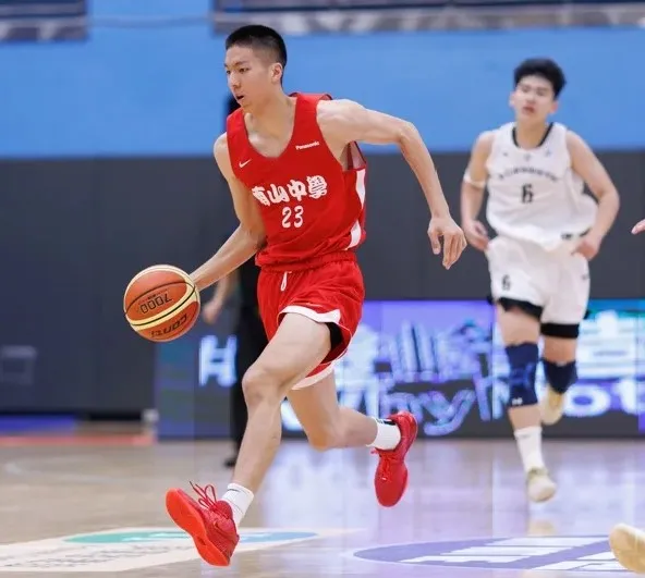 邱靖體能條件出色。   登峰造極青年籃球賽提供