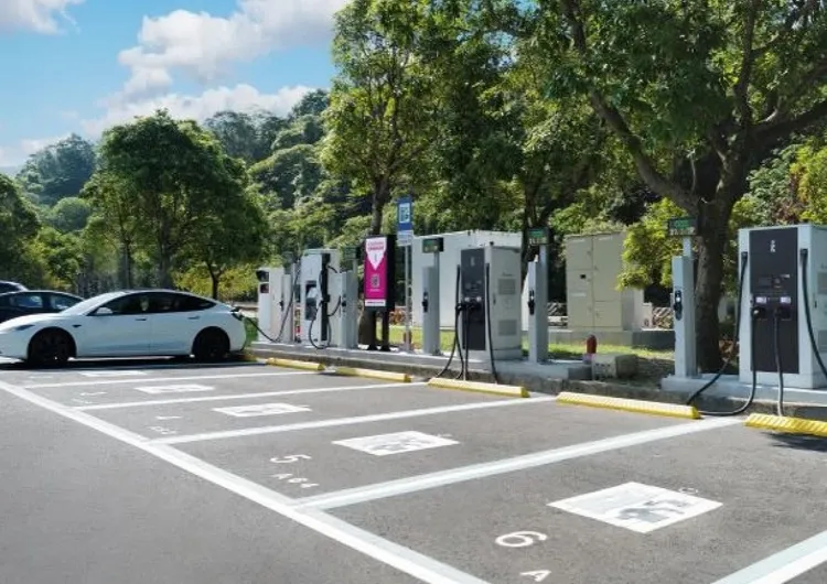 國道充電站有全數為200kW以上快充充電樁等4大特色。高公局提供