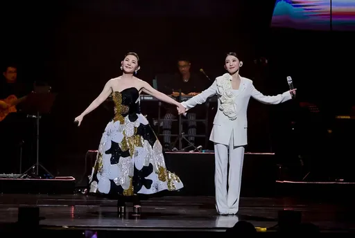 張清芳上海嚐鮮首波秋蟹　和戴佩妮神仙合唱變閨蜜