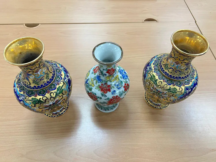 張男偷竊的古董花瓶。警方提供