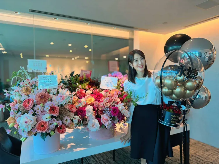 賈永婕第一天上班，辦公室全是祝賀花籃。賈永婕提供