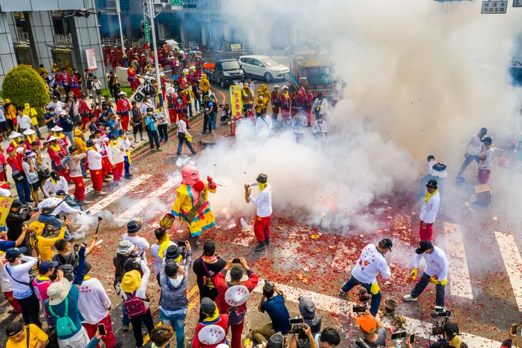 嘉義城隍廟的夜巡諸羅城遶境祈福活動，今年重現百年三神共祭場景，吸引信眾、遊客前來。嘉義市政府提供