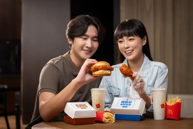 「韓風甜辣雞腿堡」、「韓風甜辣炸雞腿」等新品同步登場。麥當勞提供
