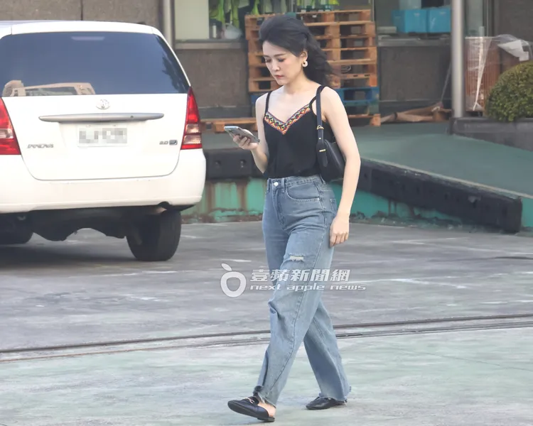 田燕呢下班後，穿著清涼在內湖街頭行走。特勤中心攝