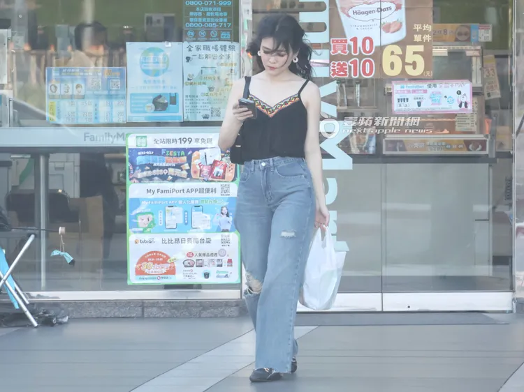 田燕呢買完晚餐繼續忙碌滑手機。特勤中心攝