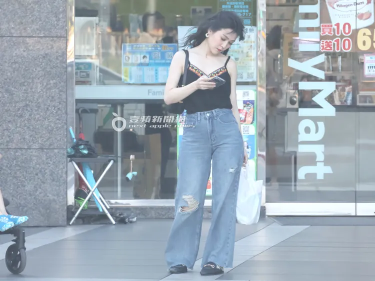 田燕呢回家一路上手機訊息看不完。特勤中心攝