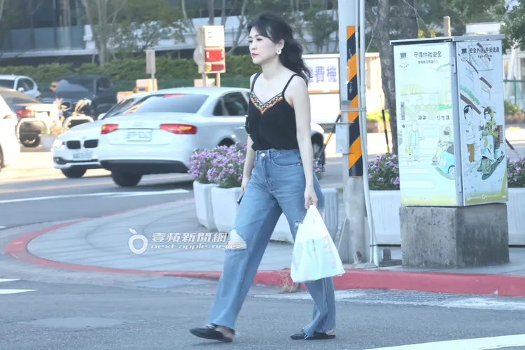 田燕呢提著晚餐沿石潭路散步回家。特勤中心攝