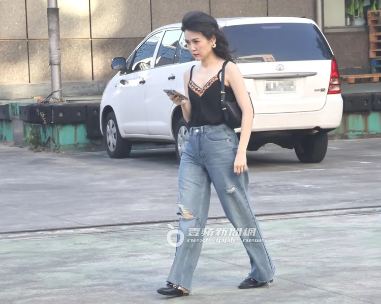 田燕呢穿著細肩帶小可愛，十分吸睛。特勤中心攝