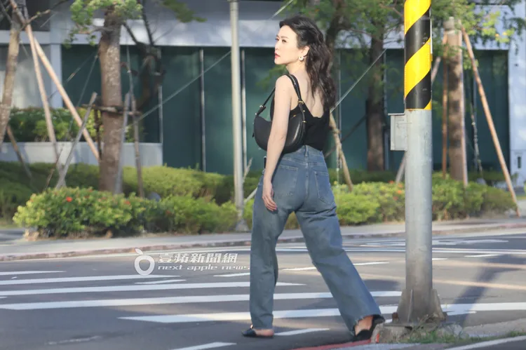 田燕呢露香肩美背在內湖行走了20分鐘。特勤中心攝