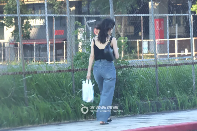 田燕呢下班走了30分鐘運動，返回內湖新家。特勤中心攝