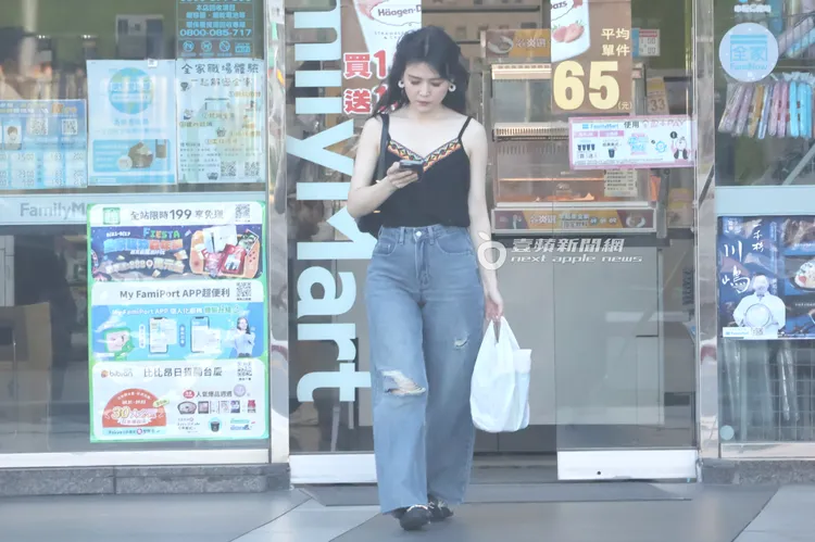 田燕呢買2罐品客洋芋片及晚餐步出。特勤中心攝