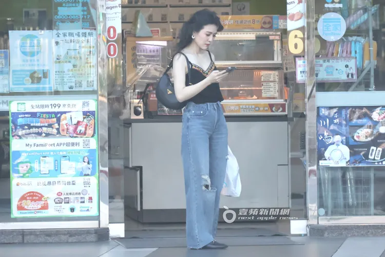 田燕呢到內湖5期重劃區的全家便利商店買晚餐。特勤中心攝