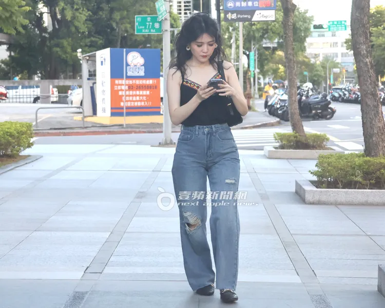 田燕呢一路上緊盯手機滑不停。特勤中心攝