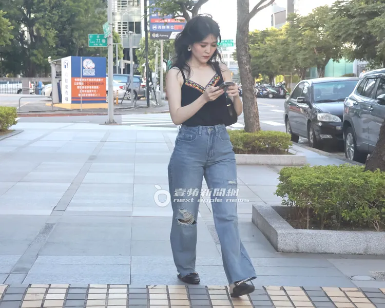 田燕呢行走做日光浴。特勤中心攝