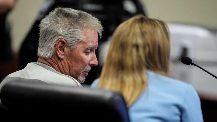 葛瑞父親柯林則因讓兒子接觸槍枝被起訴。路透