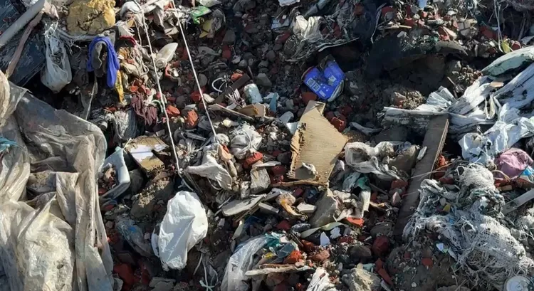 廢土中有土石、磚頭及民生垃圾，像是營建廢棄物。民眾提供