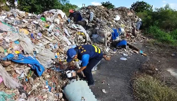 警方接獲民眾報案，同步通報1999專線，環保局派人前來採樣。民眾提供