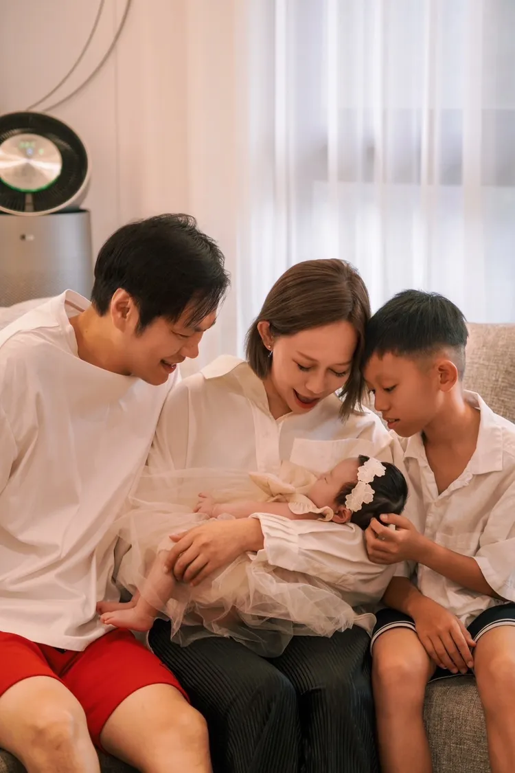 瑪菲司曬出一家四口團員照。菲娛樂文創提供
