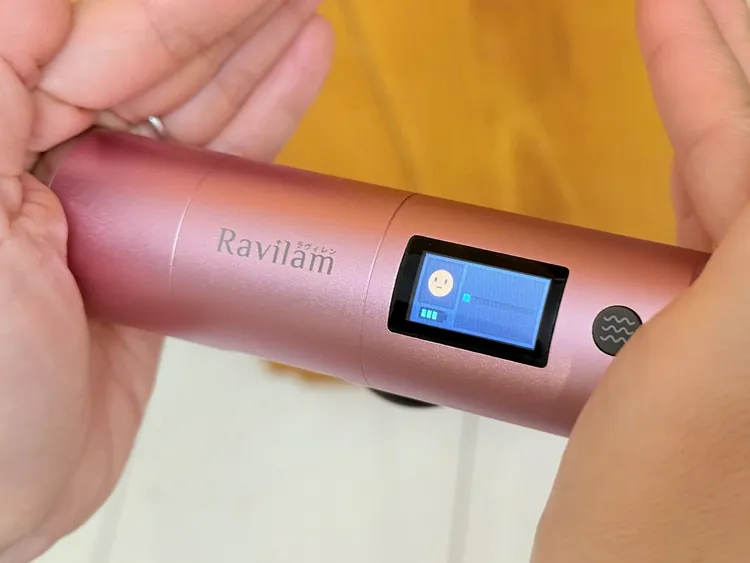 只要把兩手放在筋膜槍的兩側，還能檢視自己的疲勞程度。趙筱文攝