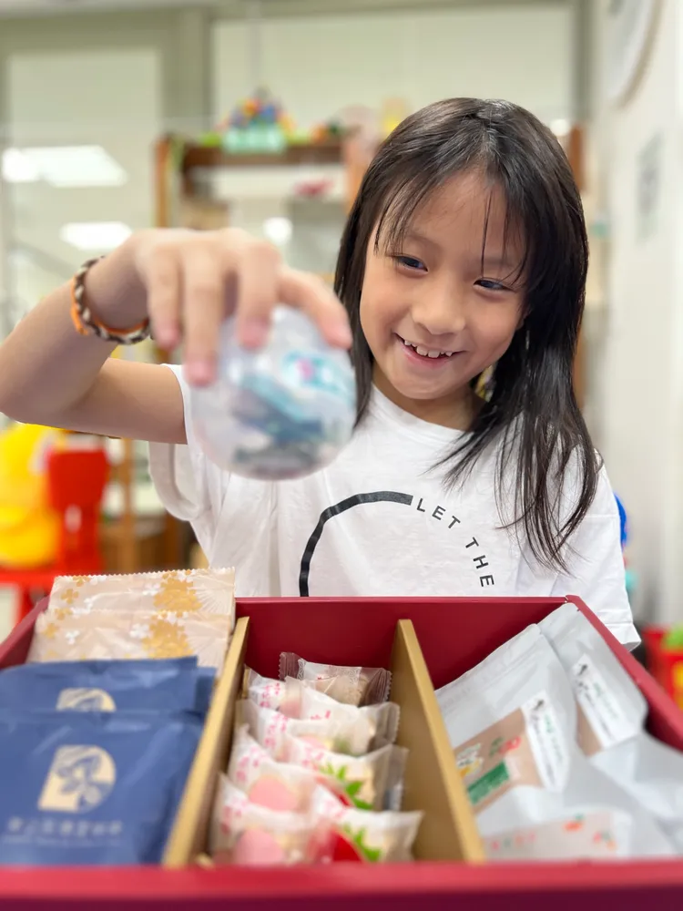 禮盒裏還有小朋友愛玩的玩具。青年局提供