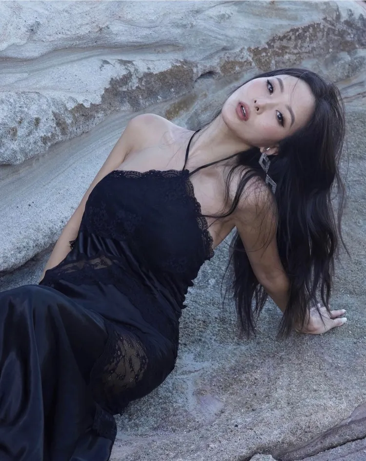 孫芸芸換上黑色吊帶連衣裙相當性感。翻攝孫芸芸IG