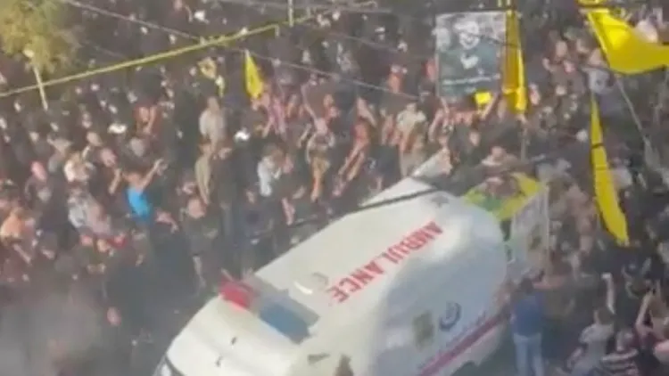 在黎巴嫩南邊的 Kfar Sir村落的葬禮上，出現爆炸的情況，現場濃煙陣陣。路透