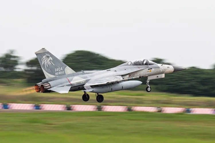 IDF經國號戰機自跑道升空。國防部發言人臉書