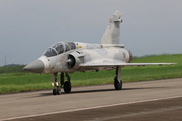 空軍幻象-2000戰機，在跑道滑行。李俊毅攝