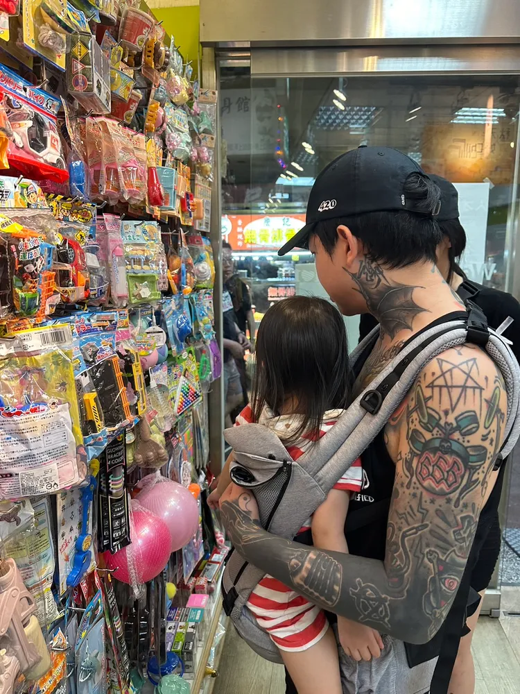 謝和弦背女兒享受天倫樂。林丞偉攝