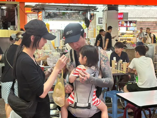 獨家直擊|謝和弦婚禮前跟小情人衝夜市爆買8攤 二女兒剛生又冒愛的結晶