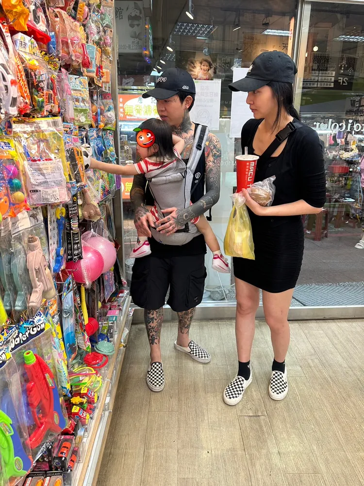 謝和弦跟女兒一起挑選玩具。林丞偉攝