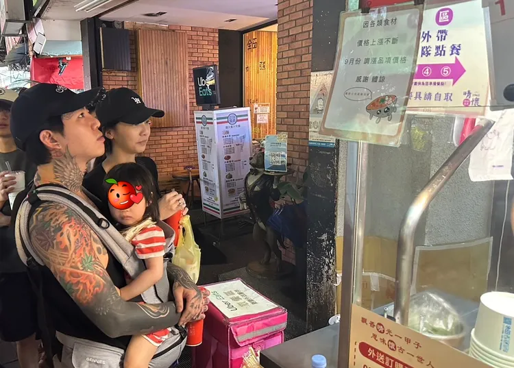 謝和弦一家人排隊買麵線。林丞偉攝