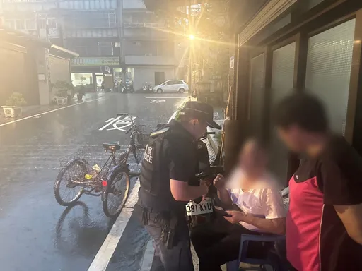 老翁雨中迷途 平鎮警、民合力助返家