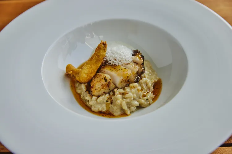 主廚精選賞味套餐 - 南非鮑魚／燉飯／馬告泡泡／天婦羅。業者提供