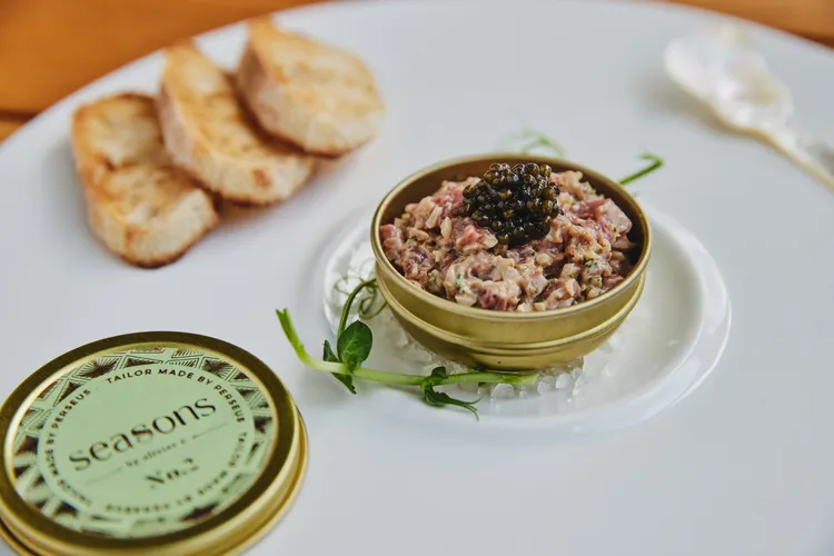 主廚精選賞味套餐 - 和牛韃靼／Perseus No. 2頂級鱘龍魚子醬／法棍切片。業者提供