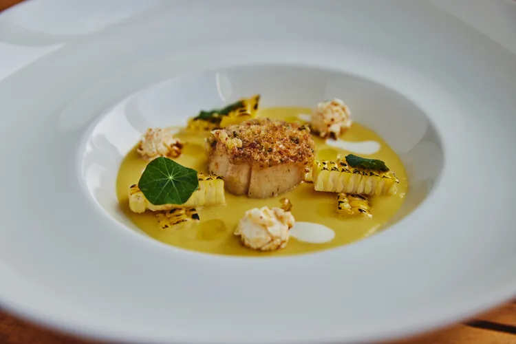 主廚精選賞味套餐 - 香烤干貝／甜玉米絲絨醬／避風塘奶油／香蒜泡泡。業者提供