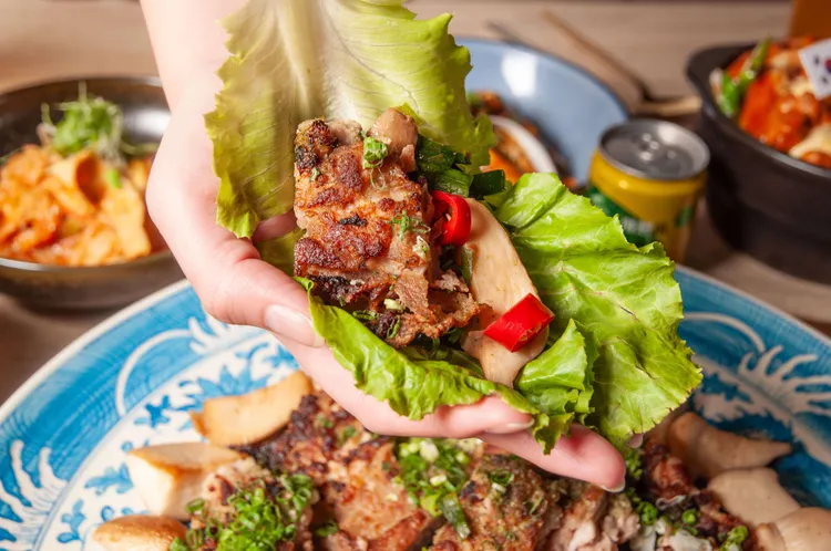 肥瘦均勻的「彥陽燒肉」可自由搭配生菜、醬料、小菜一口享用。業者提供