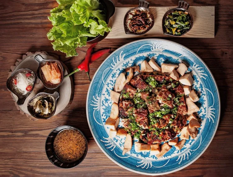 台北凱撒 Checkers 自助餐推出被譽為韓國三大烤肉之一的「彥陽燒肉」特色菜。業者提供