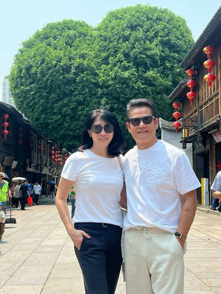 徐乃麟（右）與老婆汪家璉婚姻幸福美滿，常一起出遊。徐乃麟提供