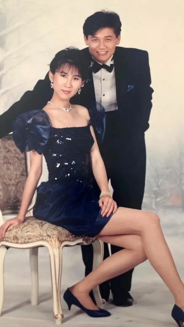 徐乃麟（右）當時被老婆汪家璉的一雙美腳所吸引，他經典曲《紅鞋女孩》MV曾出現過她的美腿。翻攝徐乃麟臉書