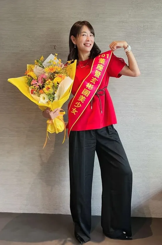 賈永婕身披寫著「101董座既玄彬團美少女」的紅布條。翻攝賈永婕留言