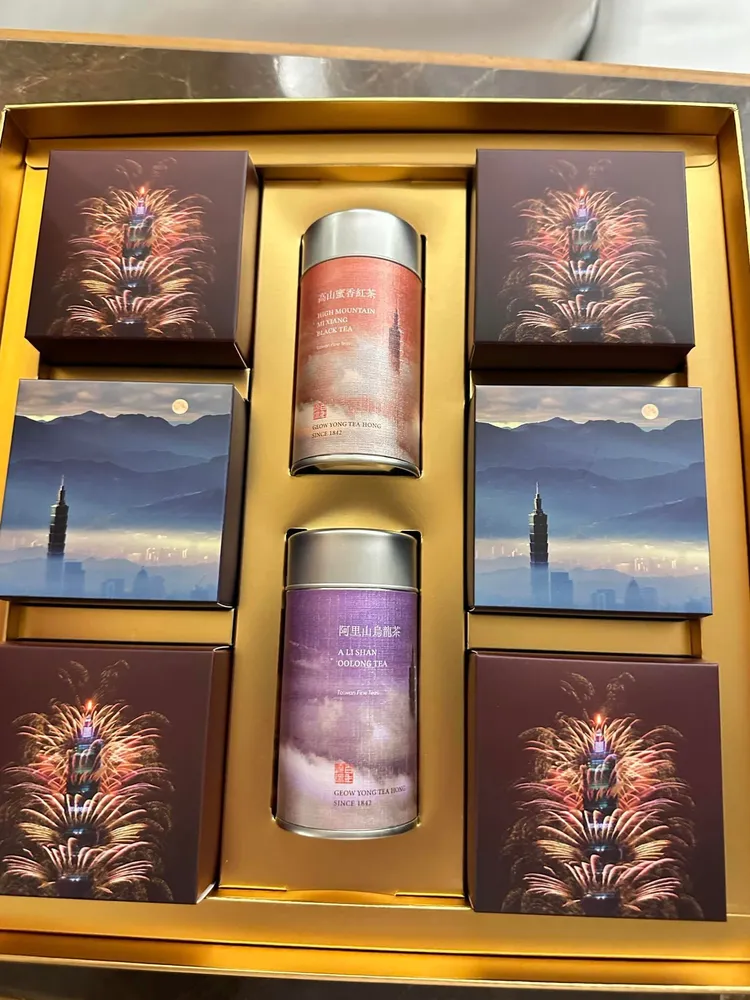 101中秋禮盒開箱。翻攝郁方臉書