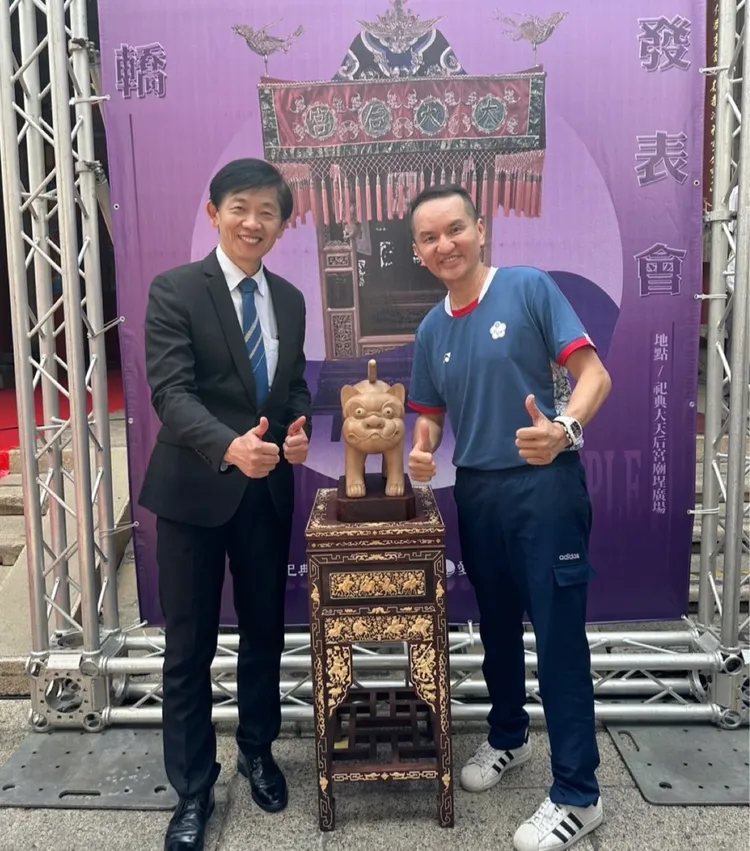 祀典大天后宮為感謝愛爾麗集團協助，依廟內供奉神像，雕刻「縮小版」虎爺回贈，總裁常如山（右）出席收下。