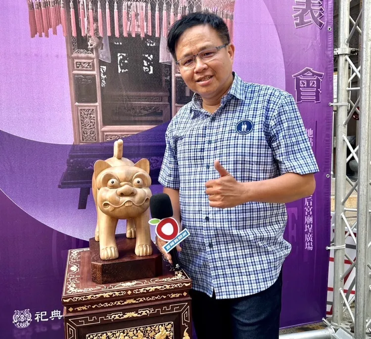 府城木雕大師劉進文說，「縮小版」虎爺大小1尺3寸8，是以台灣牛樟打造而成。