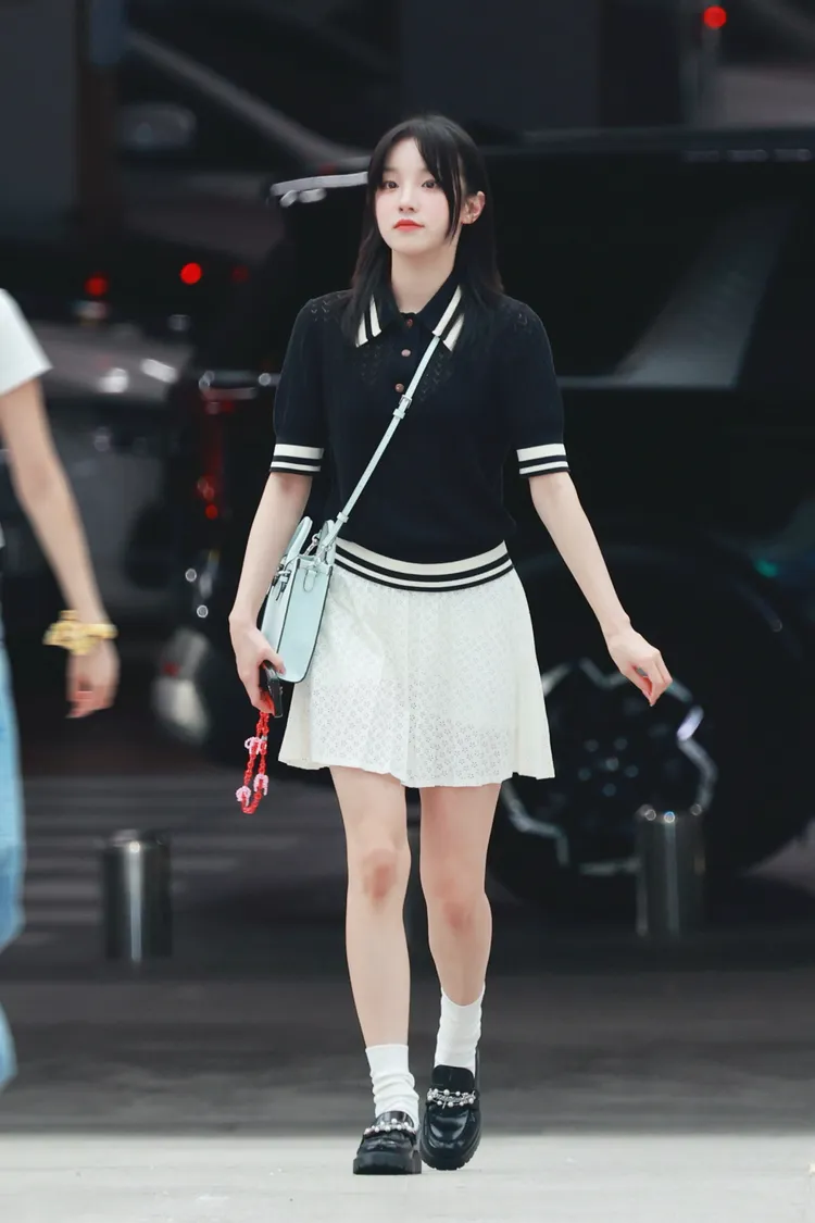 宋雨琦換上TORY BURCH 2024秋冬系列的棉質鏤空Polo衫、褶襉鐳射切割網球裙。品牌提供