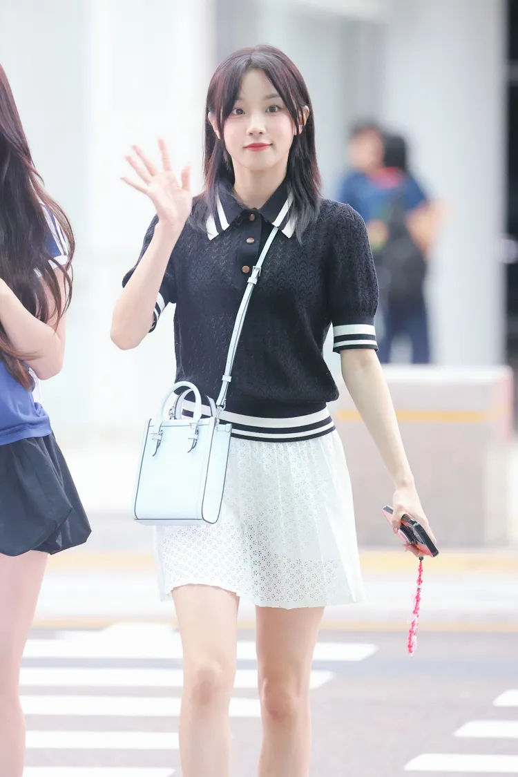 宋雨琦搭配冰藍色T Monogram Leather迷你托特包。品牌提供