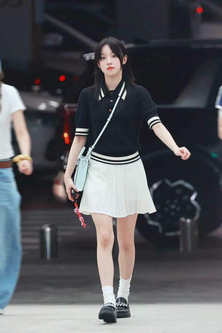 宋雨琦的造型相當有青春學院風氣息。品牌提供