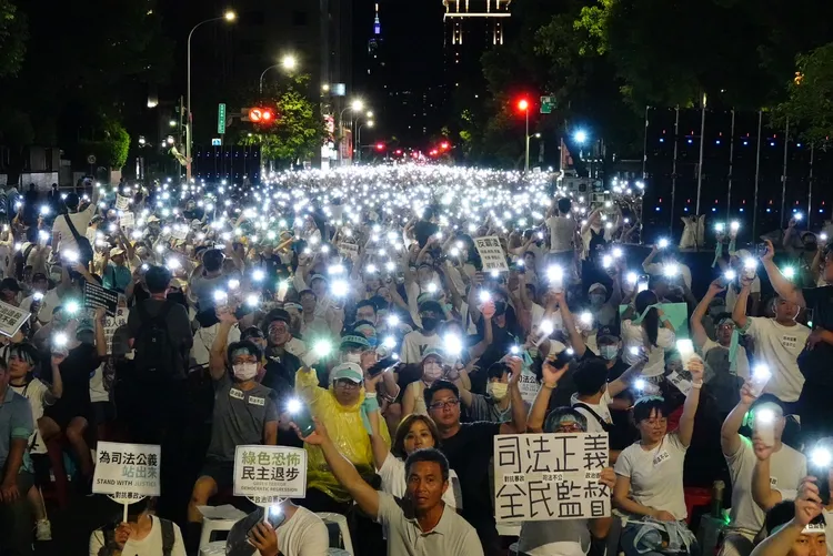 民眾黨「集結！為台灣的司法正義站出來！」晚會湧入上萬名小草。莊宗達攝