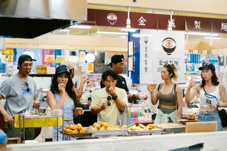 藝人們品嚐日本美食。三立提供