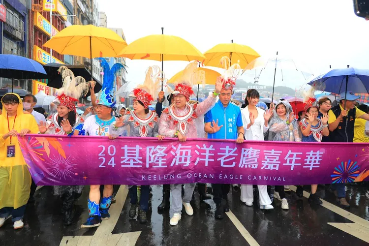 市長謝國樑、城市代言人安心亞帶領隊伍從國門廣場出發。翻攝照片